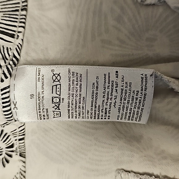 OLD NAVY Pixie Fit Short - Picture 3 of 6